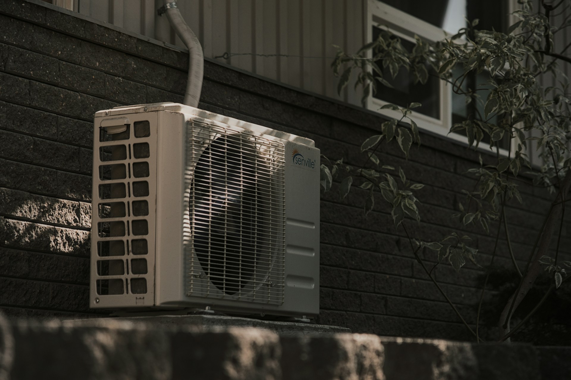 Faîtes poser votre climatisation par un électricien qualifié pour un gain de temps significatif et des économies à long terme